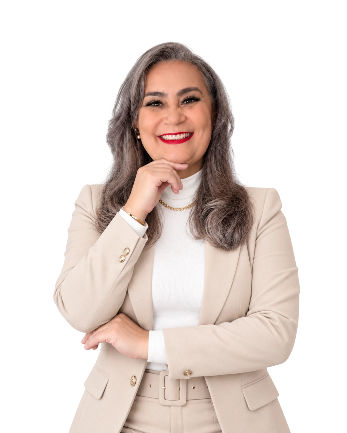 Anna Lima, sentada com a mão apoiada no queixo, vestindo blazer branco